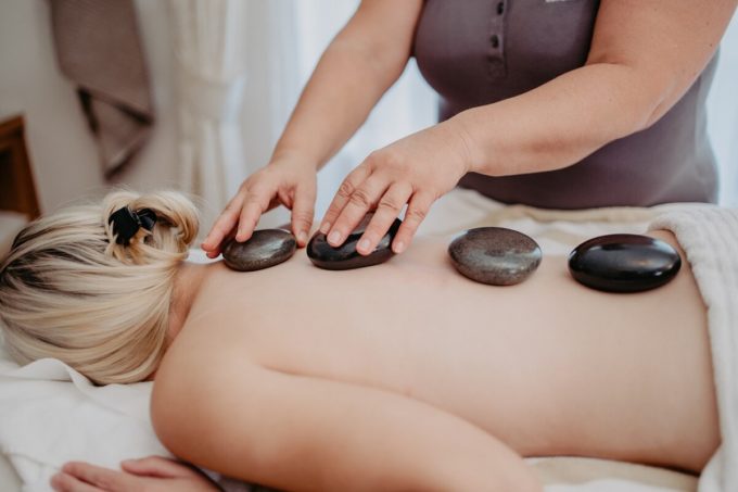 sky spa-massage-hot stone-wellnessanwendung-zauchensee-hotel-salzburgerhof